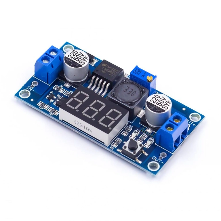 LM2596 step-down moduļa tuvplāns ar displeju un sprieguma regulāciju