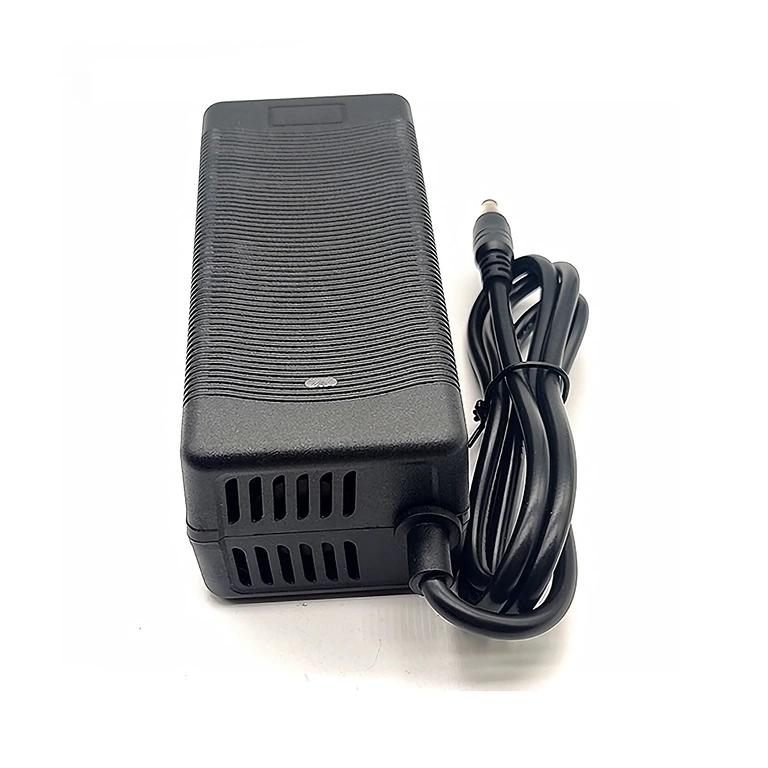 36V–42V 3A lādētājs, augsta efektivitāte un zems enerģijas patēriņš