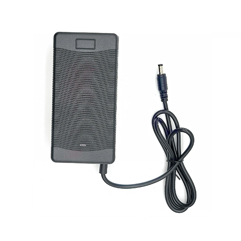 Li-Ion 21V 2A lādētājs ar 250 cm garu kabeli – piemērots 18V Li-Ion akumulatoriem un portatīvajām ierīcēm