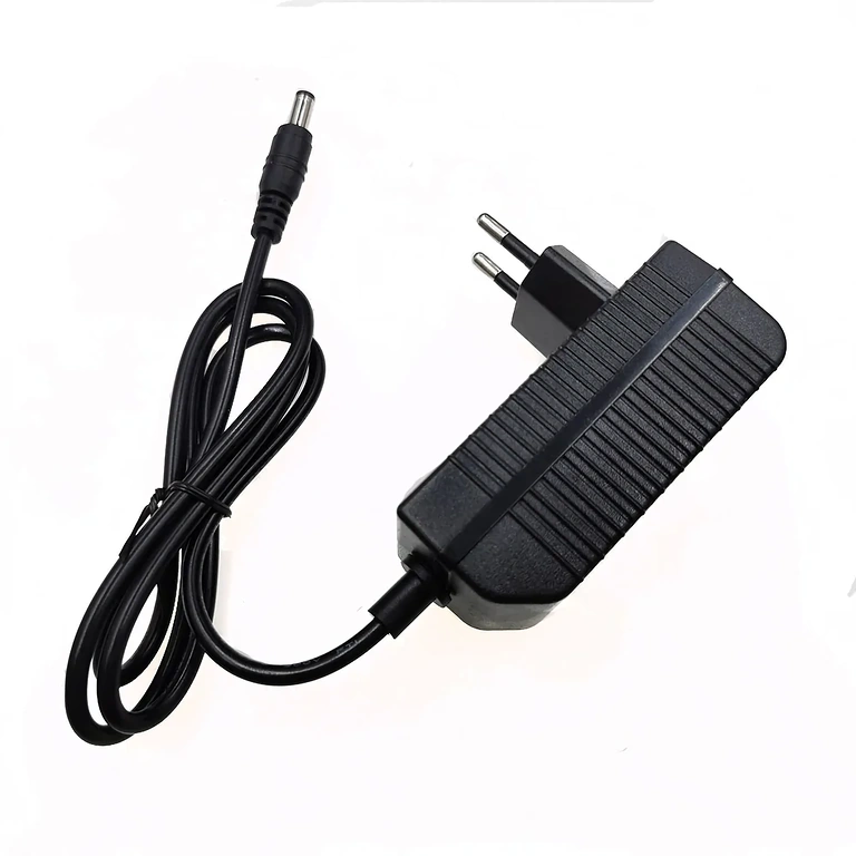 16.8V Li-Ion lādētājs – regulējams leņķis 16,8V Li-Ion 2A lādētājs – dažādu leņķu fotogrāfija, rāda kompakto un pārnēsājamo dizainu 14,4V baterijām