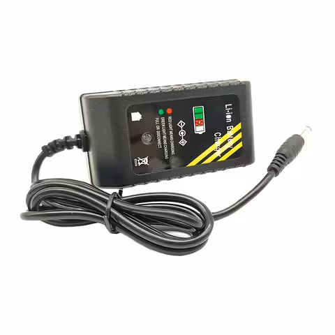 Li-Ion 12,6V lādētājs – dažādu leņķu fotogrāfija, rāda kompakto un pārnēsājamo dizainu 10,8V baterijām