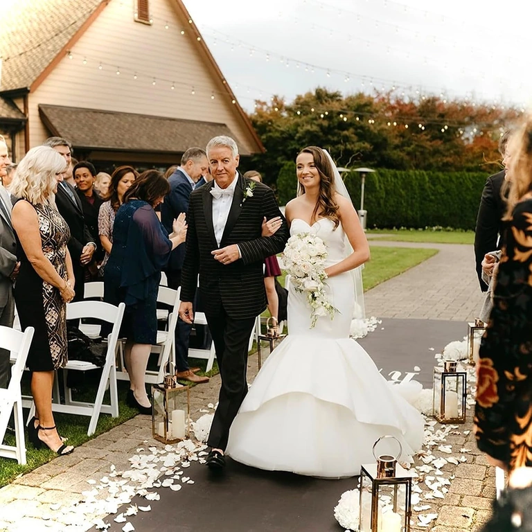 Baltas mākslīgās ziedlapiņas fotogrāfiju romantiskam dekoram