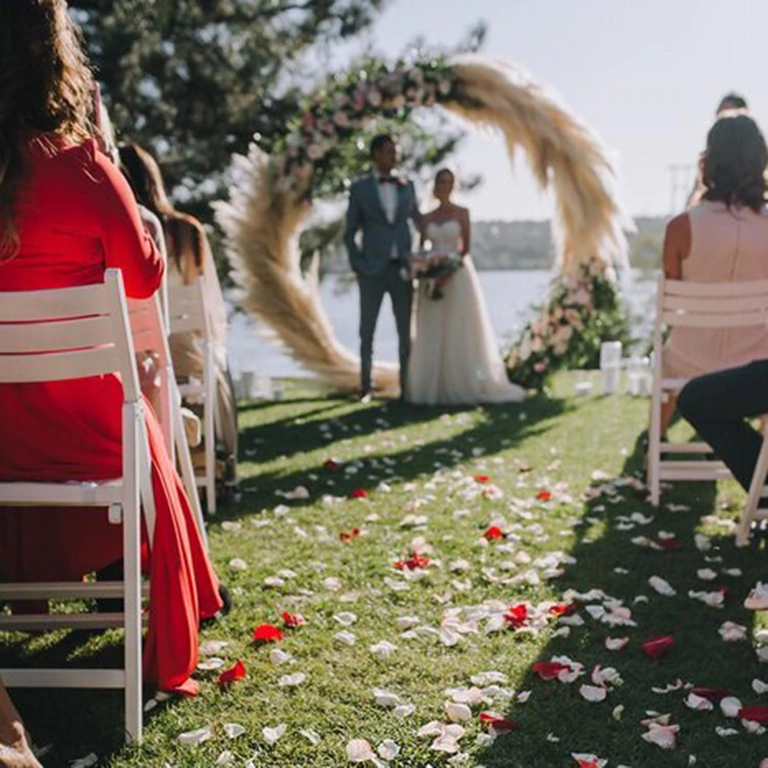 Baltas mākslīgās ziedlapiņas romantiskam Valentīna dienas dekoram