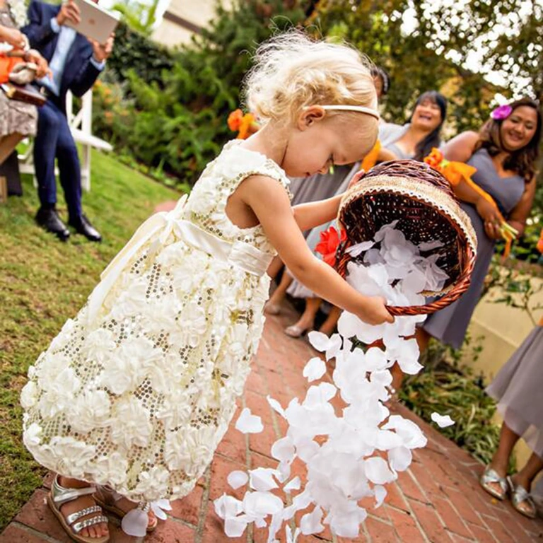 Baltas mākslīgās ziedlapiņas kāzu ejas dekorēšanai