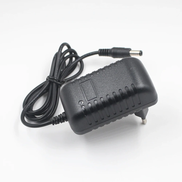 LiFePO4 lādētājs ar sarkanu/zaļu LED indikatoru uzlādes statusam