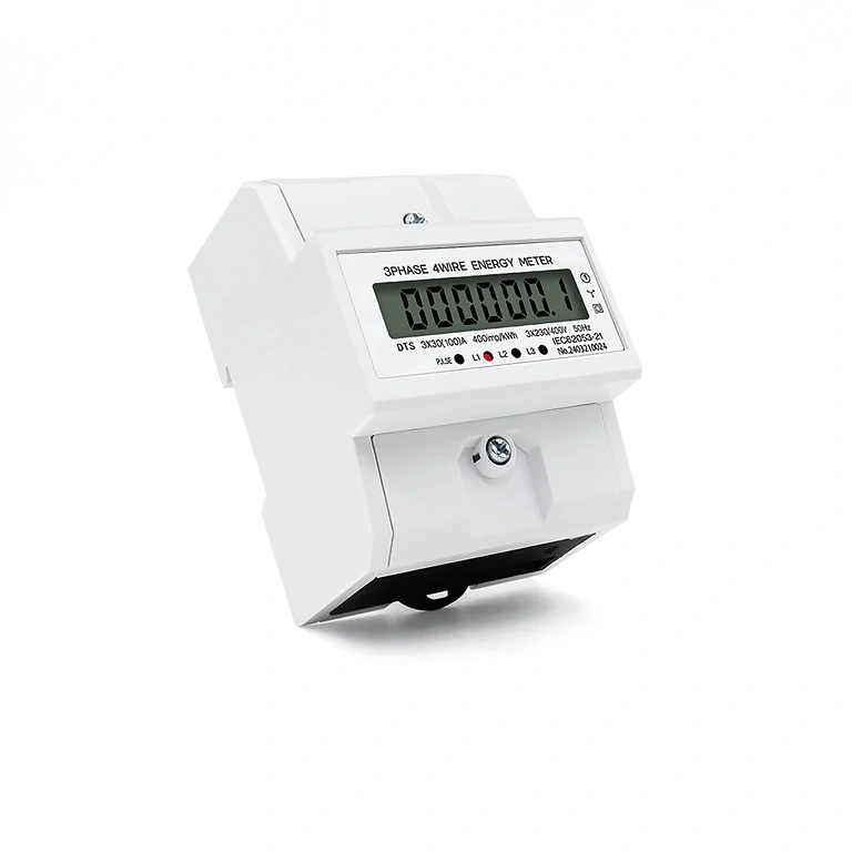 Sānskats uz trīsfāžu digitālo skaitītāju panelī