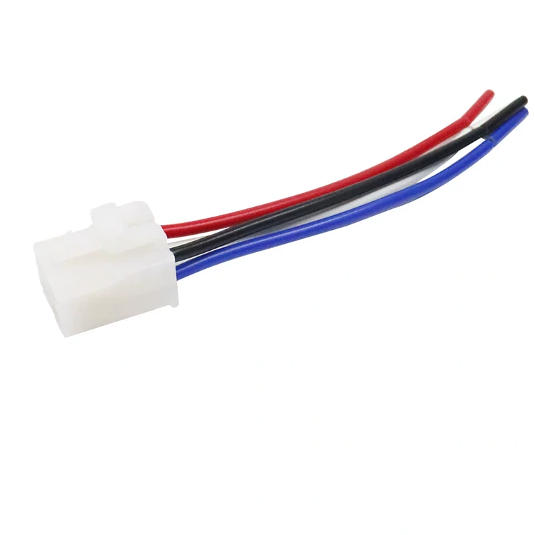 Ligzda un auto relejs 12V 4 pini 40A uzstādīts – savienojuma detalizējums