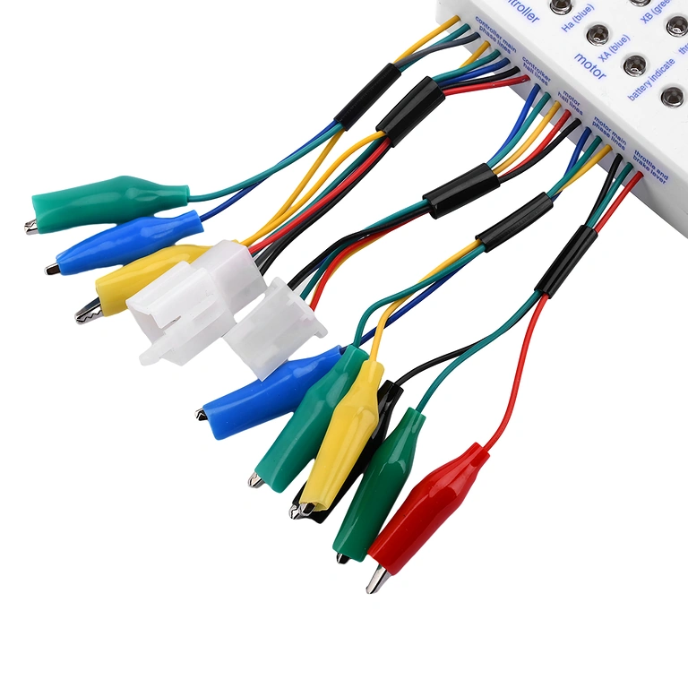 Universālais testeris – motora fāzes vadi Motora fāžu vadi pieslēgti universālajam testeram